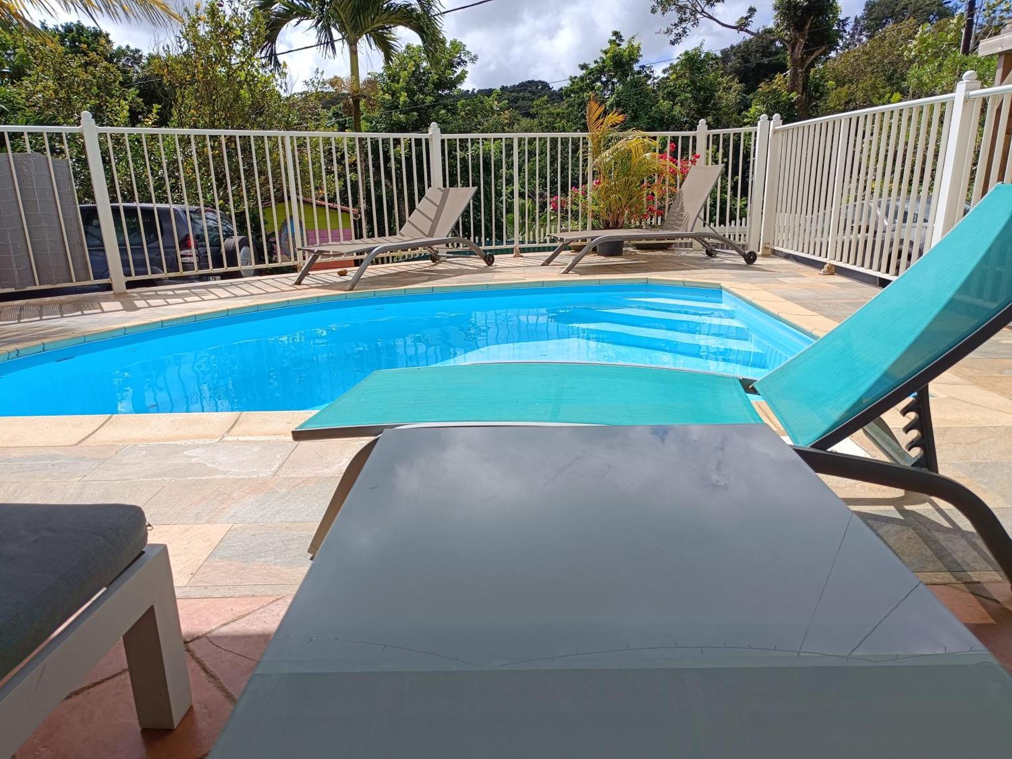Douceur Des Hauteurs Bas De Villa, Piscine Privee 圣吕斯 外观 照片